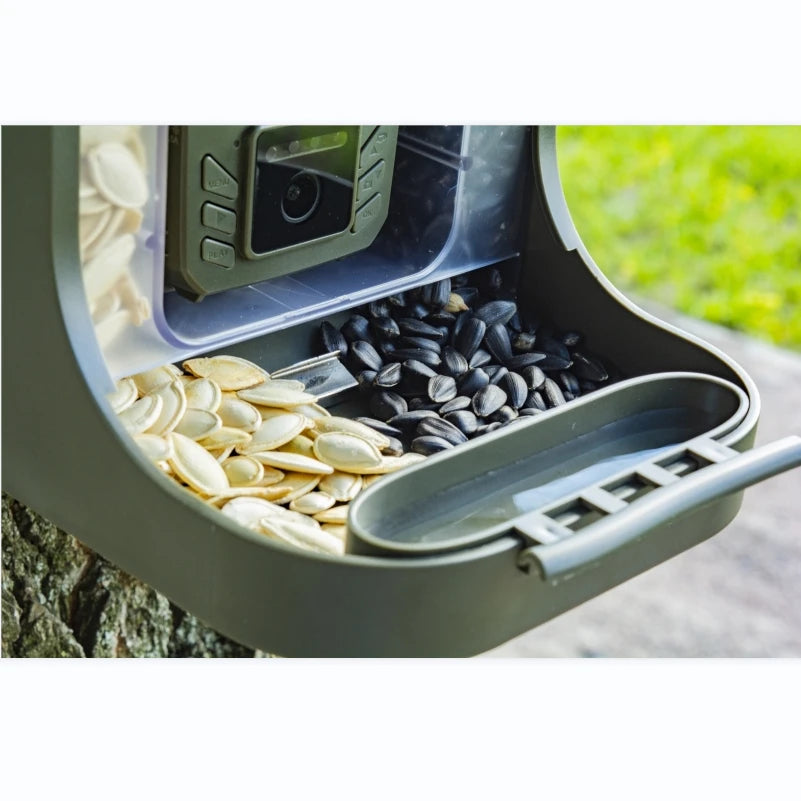 Observez les oiseaux de votre jardin avec la mangeoire connectée Nest-oo NatureCam. Caméra HD, vision nocturne, détection PIR et bac à graines amovible.