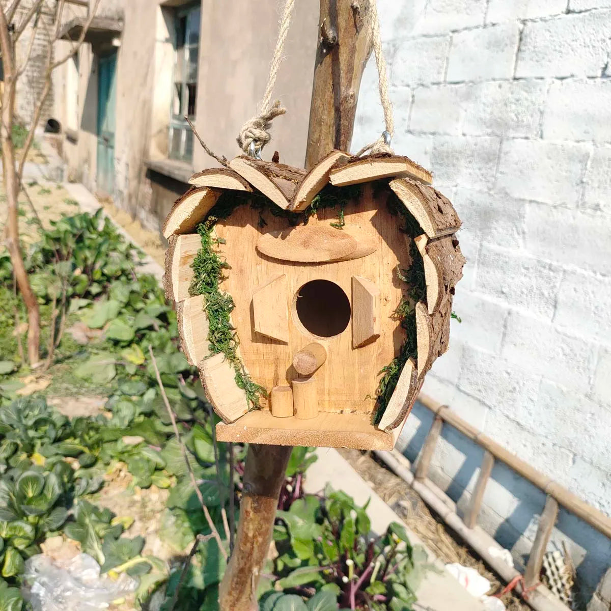 Nichoir suspendu en bois en forme de cœur Nest-oo Cœur Sauvage, décor naturel pour jardin accueillant les oiseaux.