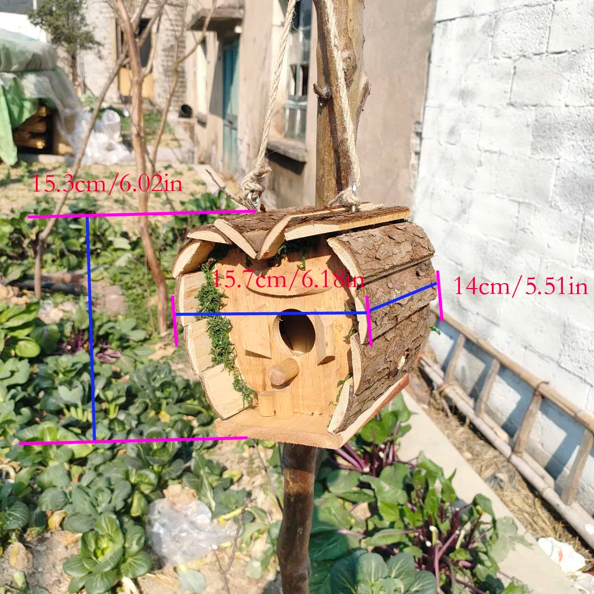 Nichoir suspendu en bois en forme de cœur Nest-oo Cœur Sauvage, décor naturel pour jardin accueillant les oiseaux.