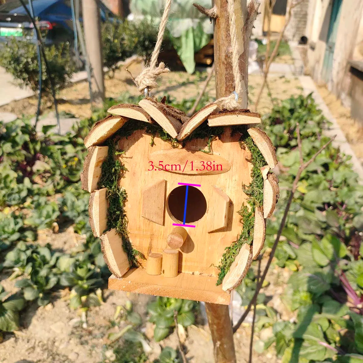 Nichoir suspendu en bois en forme de cœur Nest-oo Cœur Sauvage, décor naturel pour jardin accueillant les oiseaux.