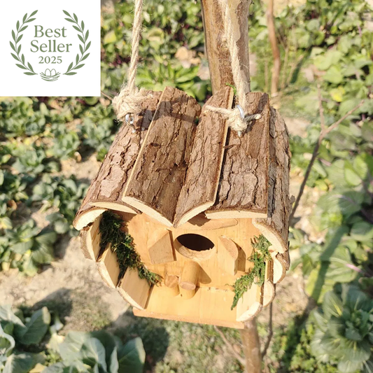 Nichoir suspendu en bois en forme de cœur Nest-oo Cœur Sauvage, décor naturel pour jardin accueillant les oiseaux.