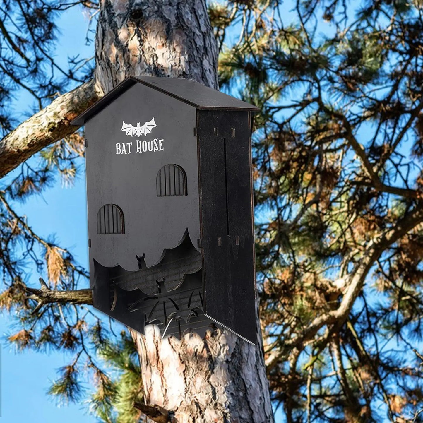 Adoptez le refuge à chauves-souris Nest-oo EcoShelter™ : en bois naturel, étanche et à trois compartiments. Favorisez la biodiversité et régulez naturellement les moustiques dans votre jardin.