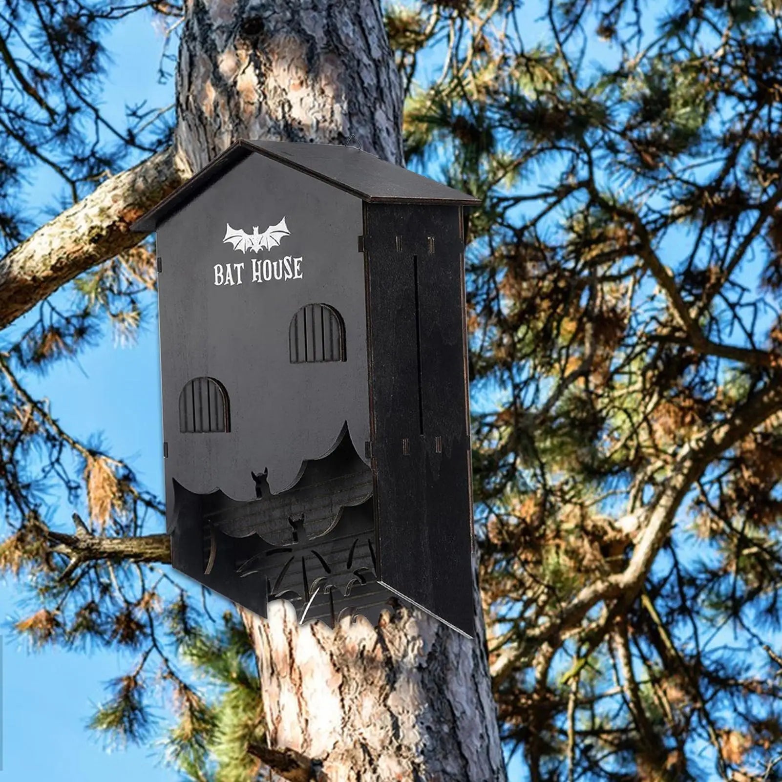 Adoptez le refuge à chauves-souris Nest-oo EcoShelter™ : en bois naturel, étanche et à trois compartiments. Favorisez la biodiversité et régulez naturellement les moustiques dans votre jardin.