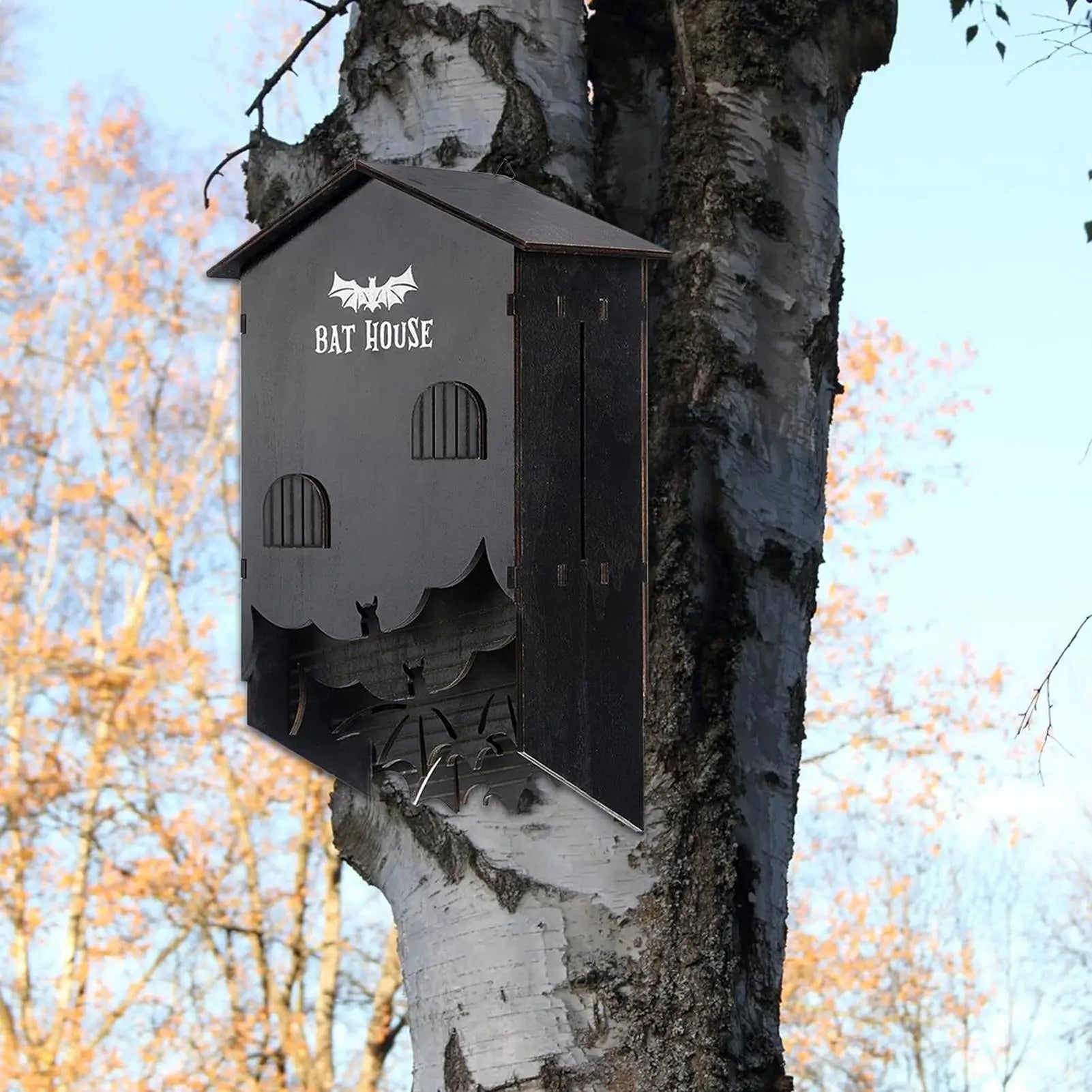 Adoptez le refuge à chauves-souris Nest-oo EcoShelter™ : en bois naturel, étanche et à trois compartiments. Favorisez la biodiversité et régulez naturellement les moustiques dans votre jardin.