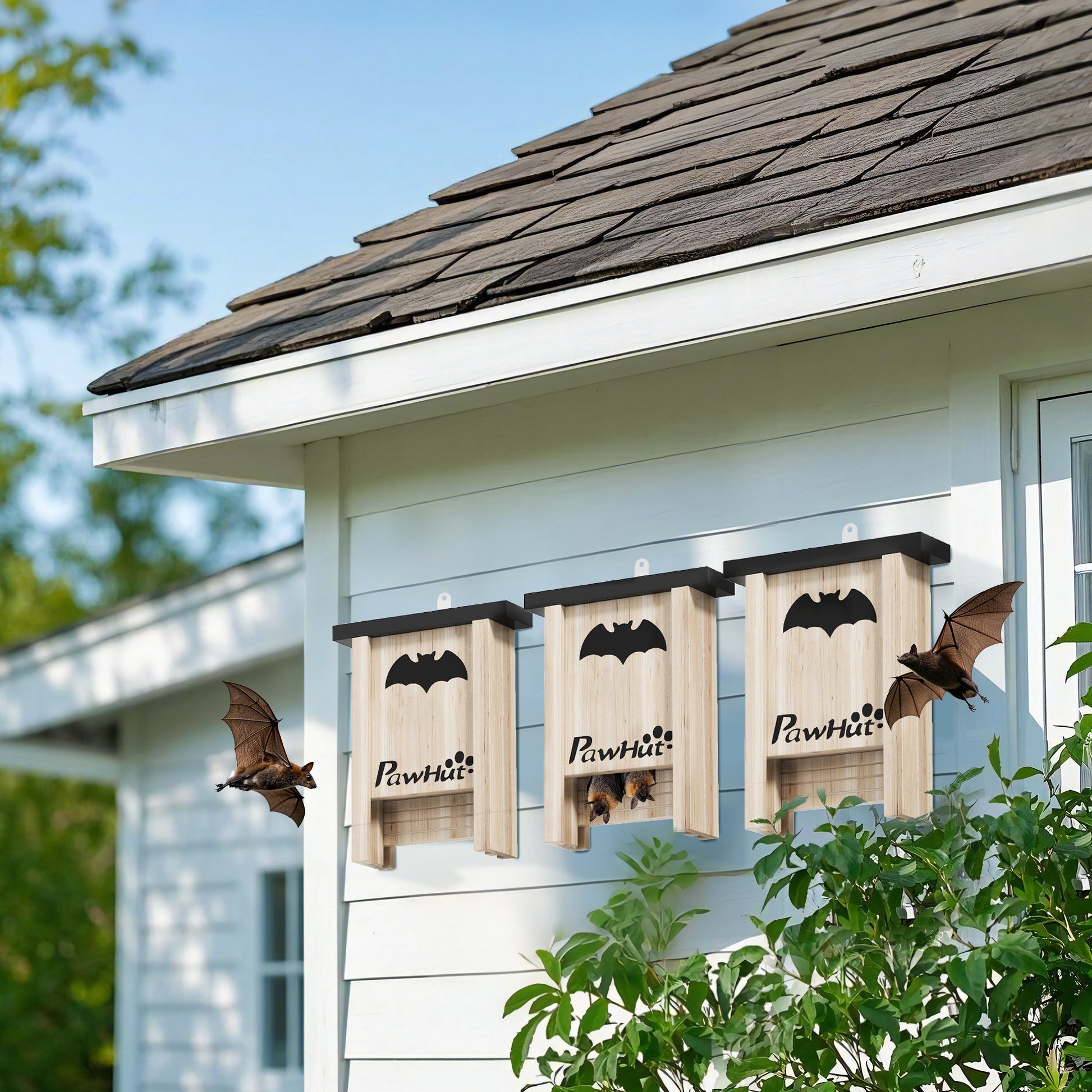 Lot de 3 refuges à chauves-souris en bois PAWHUT installés sur un mur extérieur
