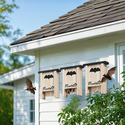 Lot de 3 refuges à chauves-souris en bois PAWHUT installés sur un mur extérieur